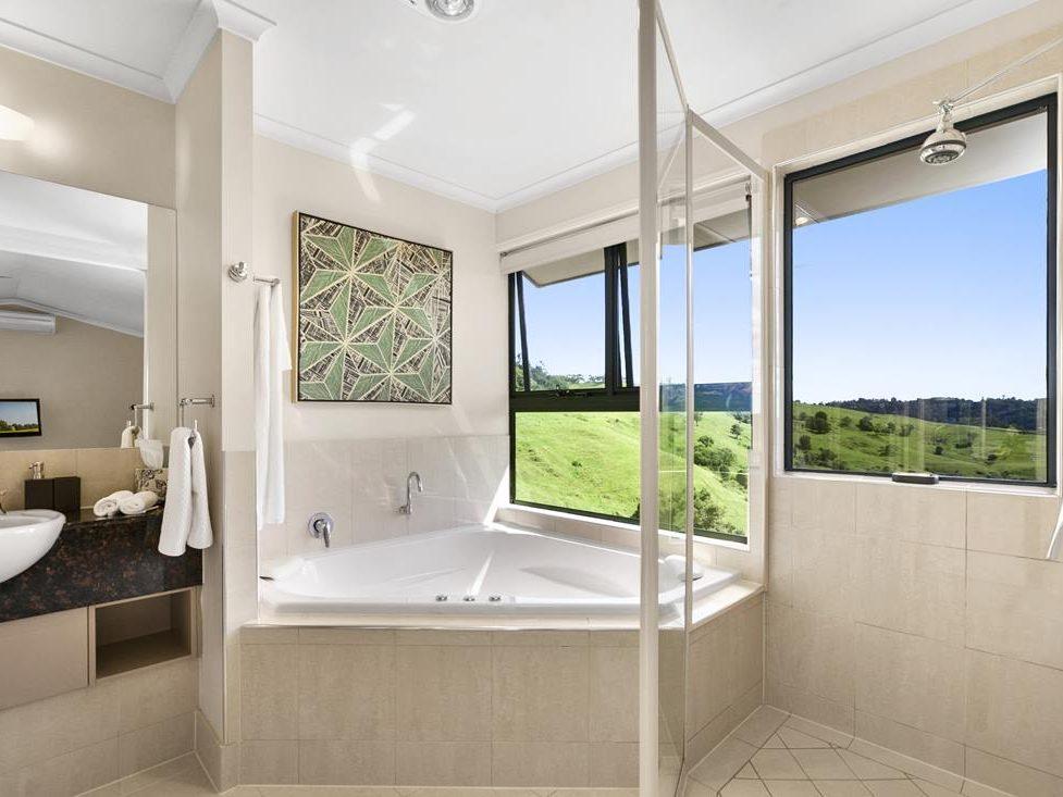 romantic accommodation Maleny luxury spa bath